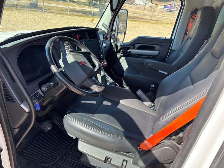 2024-kenworth-t880-image-9