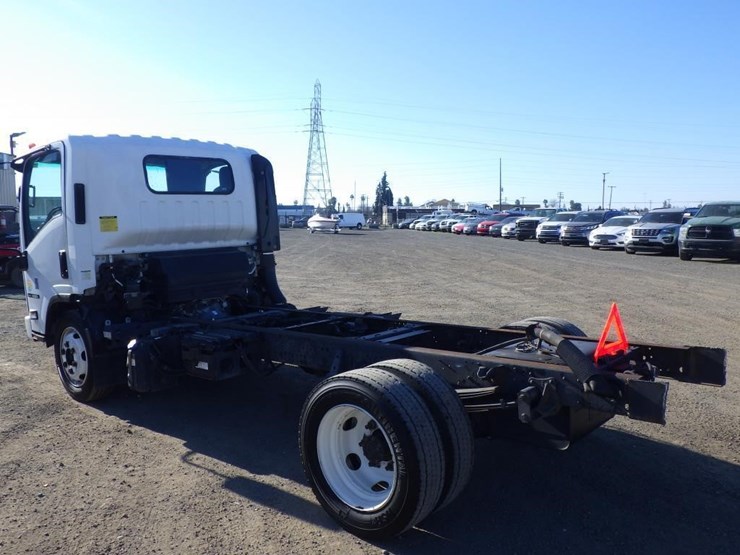 2014-isuzu-nqr-image-4