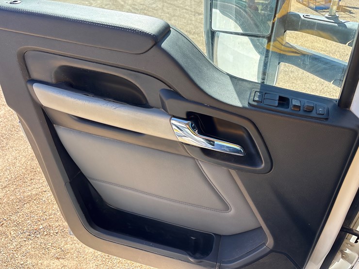 2024-kenworth-t880-image-17