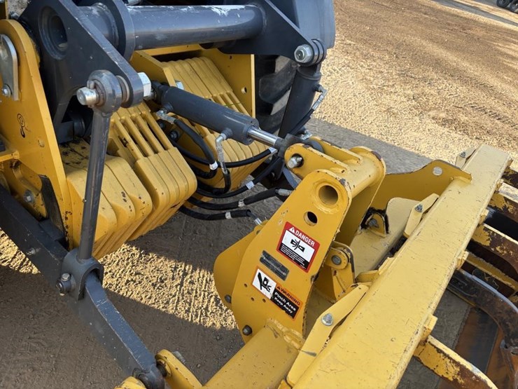 2020-deere-210l-image-21