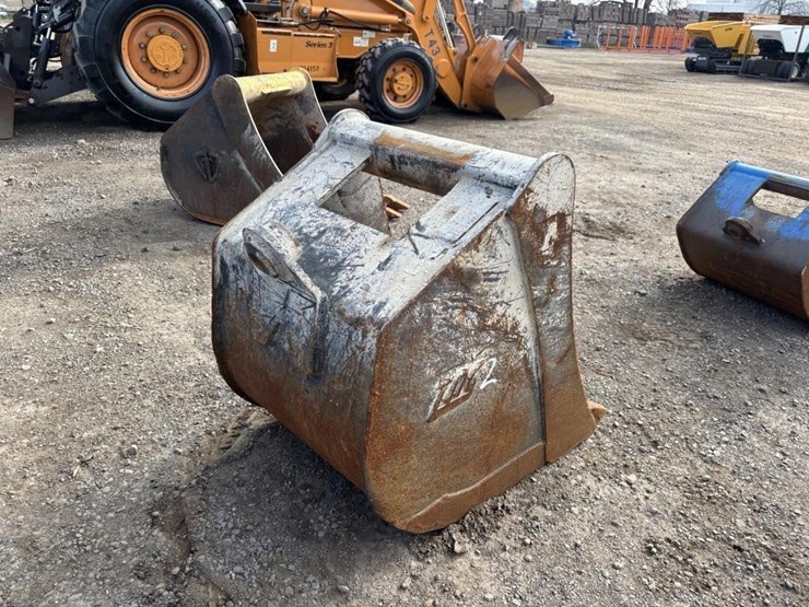 tag-24"-excavator-bucket-w/teeth-image-3
