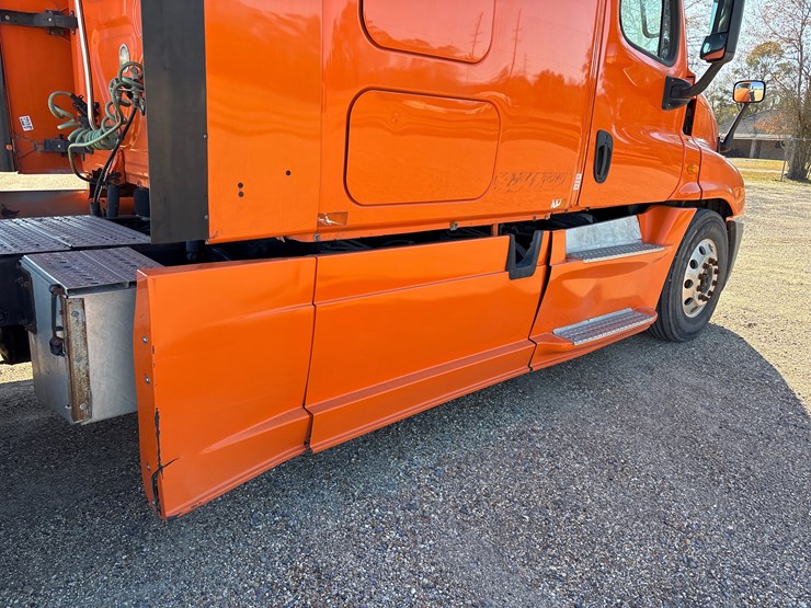 #32278-•-2013-freightliner-image-7