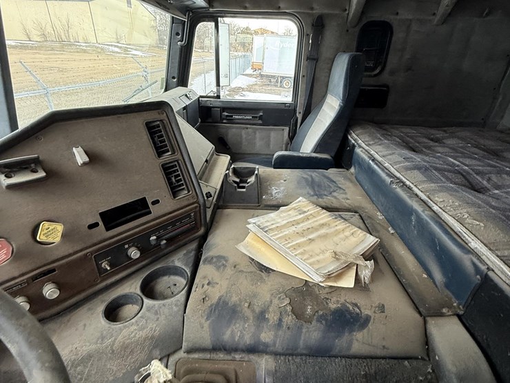 1983-freightliner-800-coe-image-22