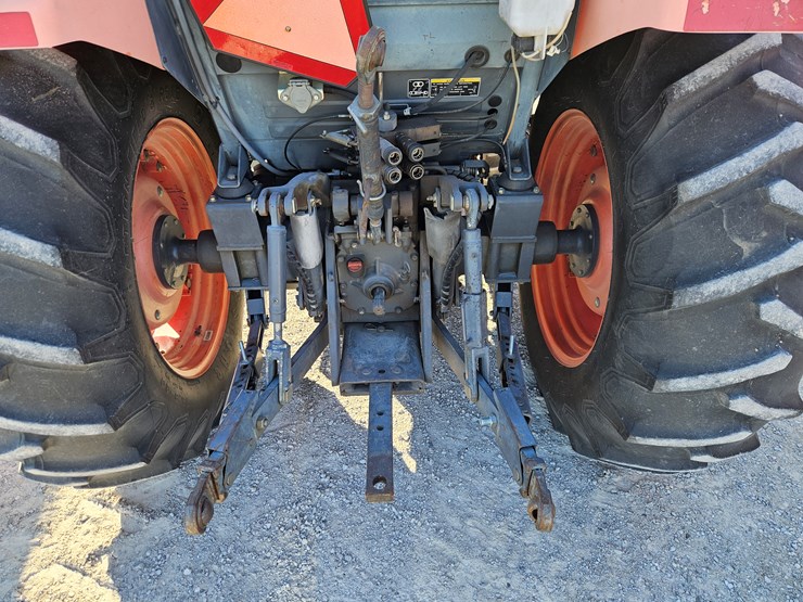 2010-kubota-m7040-image-19