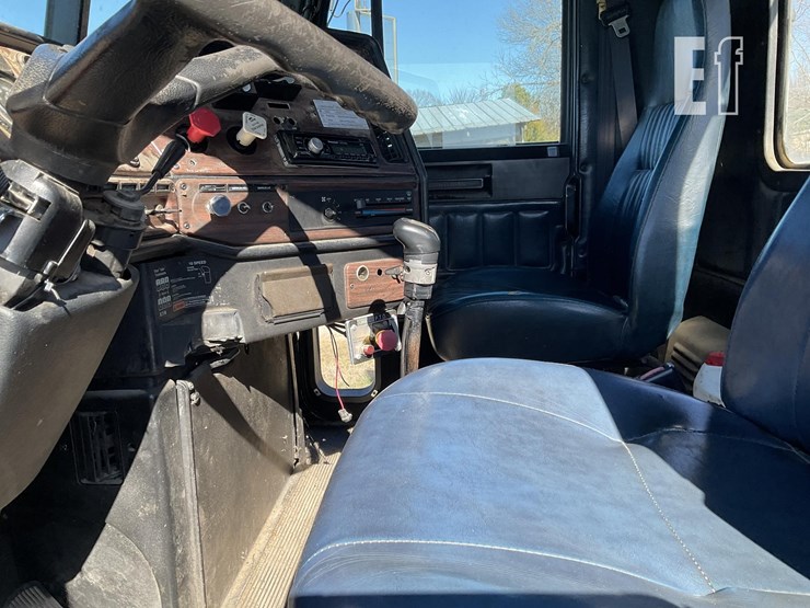 1998-freightliner-fld112-image-6