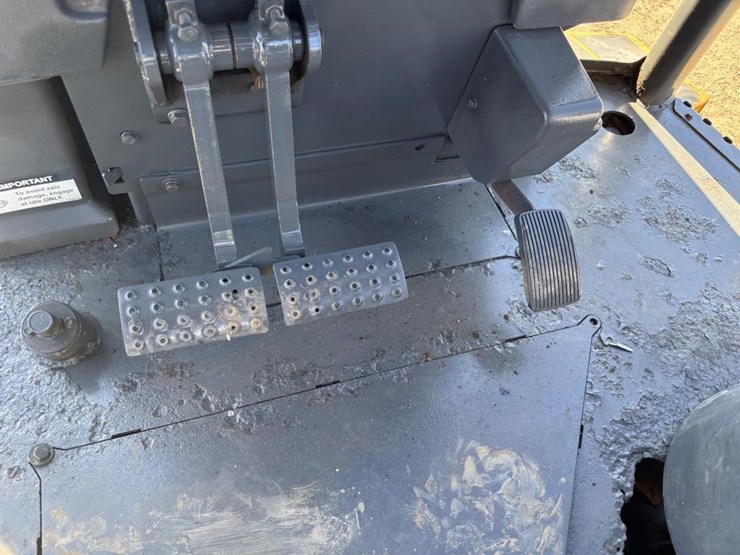 2010-deere-310j-image-42