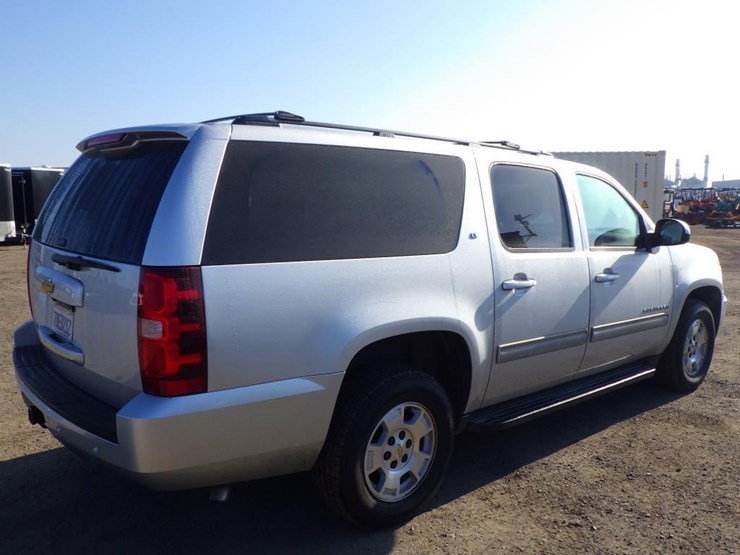 2014-chevrolet-suburban-image-3