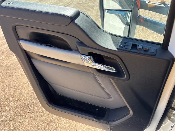 2024-kenworth-t880-image-15