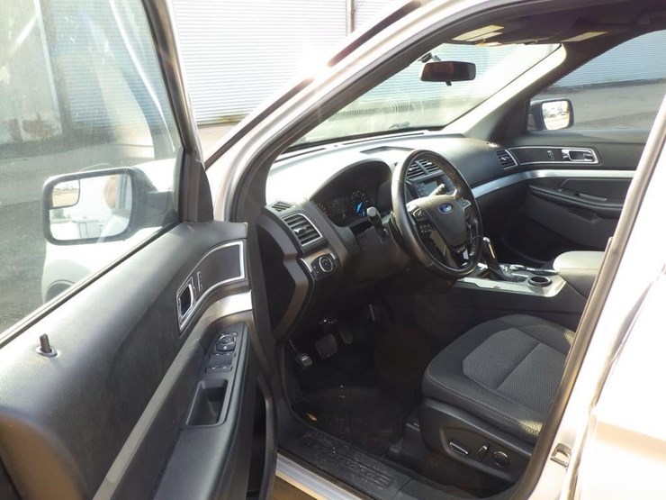 2017-ford-explorer-image-5