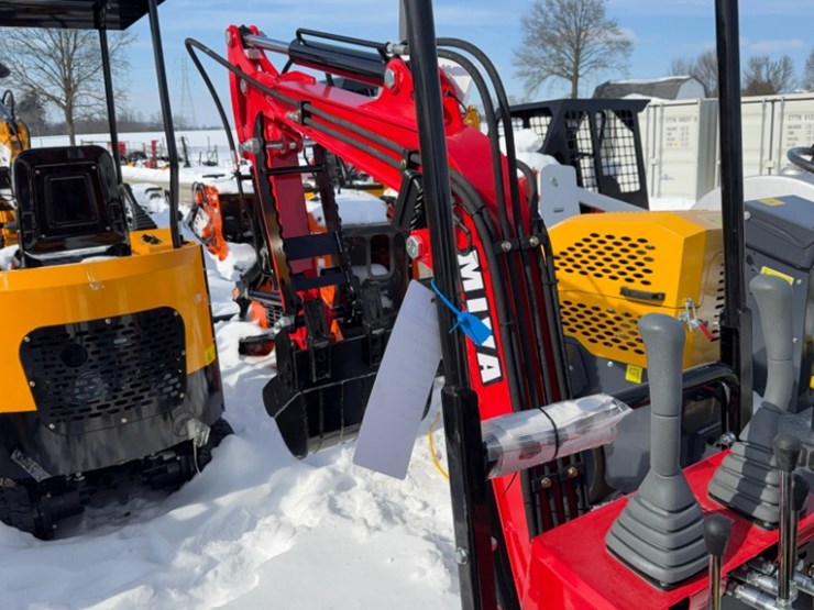 new-unused-2025-miva-model-13-mini-excavator,-13.5hp-gas-engine,-pilot-controls,-16"-bucket,-blade-image-8