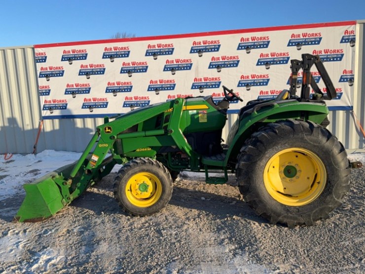 john-deere-4044m-image-1