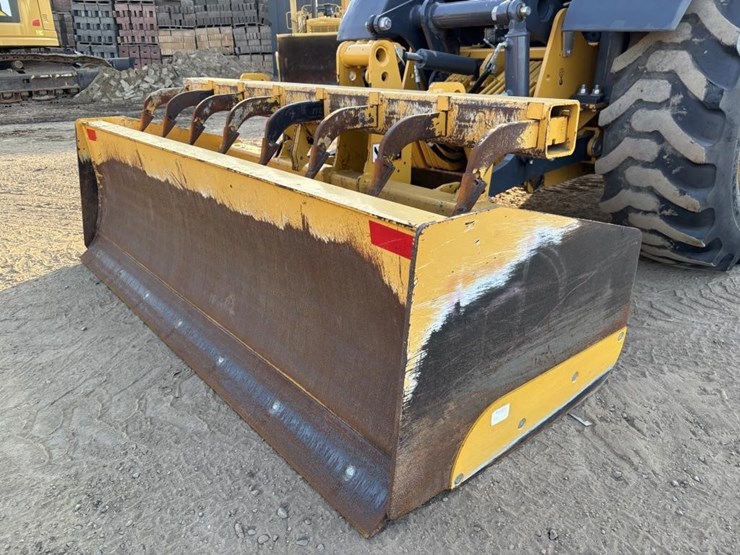 2020-deere-210l-image-17