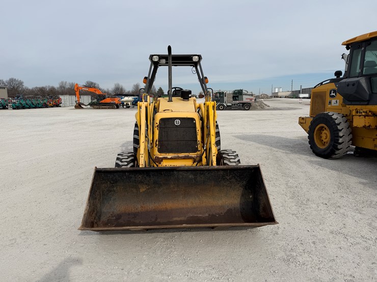 new-holland-u80-image-2