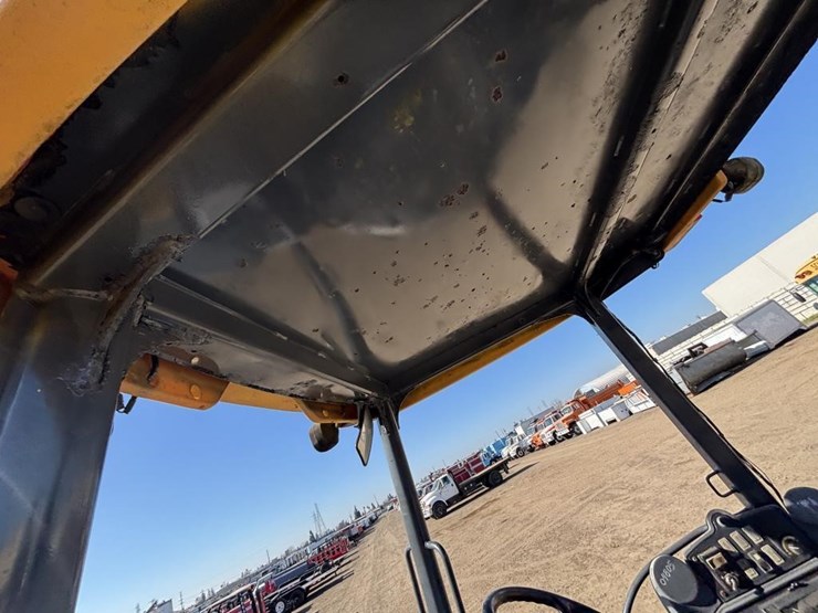 2010-deere-310j-image-44