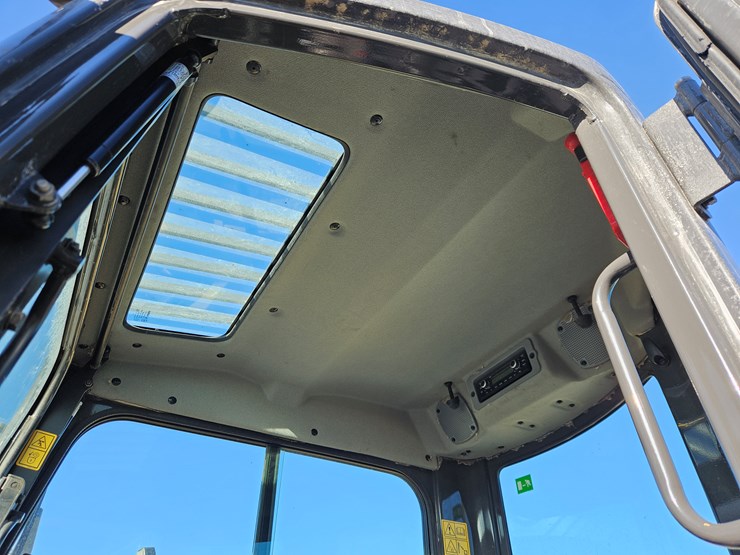 2019-case-cx37c-image-8