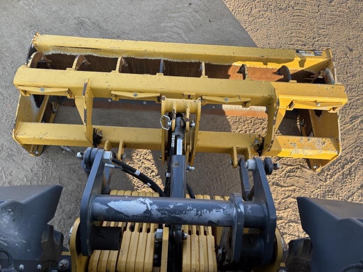 2020-deere-210l-image-40