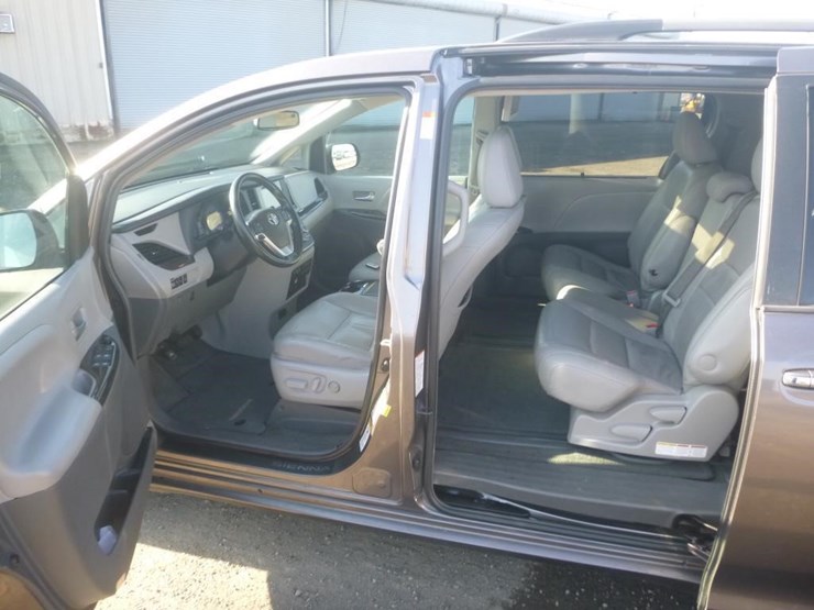 2015-toyota-sienna-image-5
