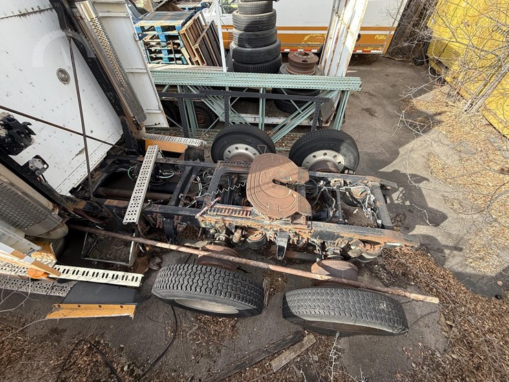 1997-freightliner-fld120-image-23