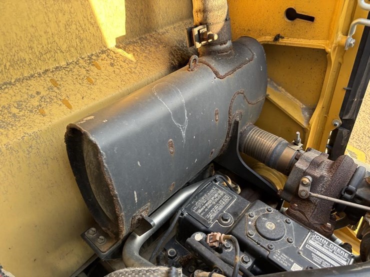 2020-deere-210l-image-51