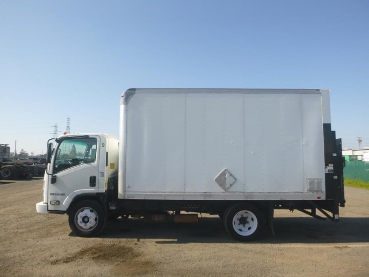 2020-isuzu-npr-image-5