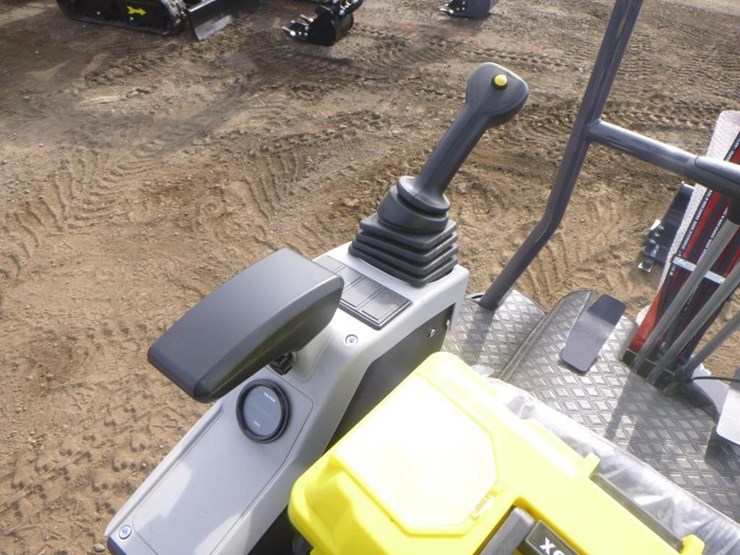 2025-agt-mx15rx-hydraulic-excavator-image-22