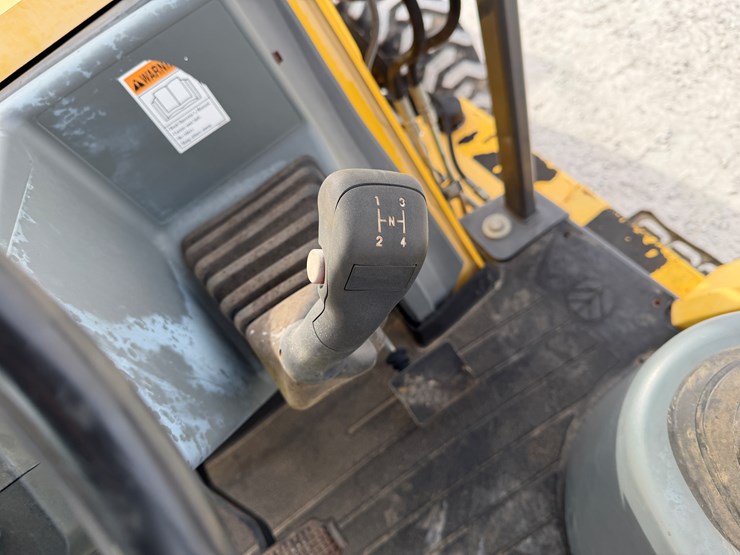 new-holland-u80-image-12