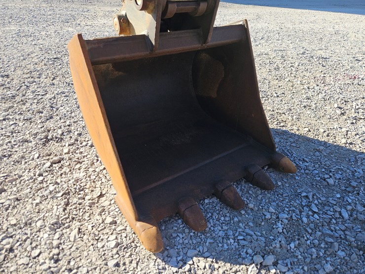 2019-case-cx37c-image-3