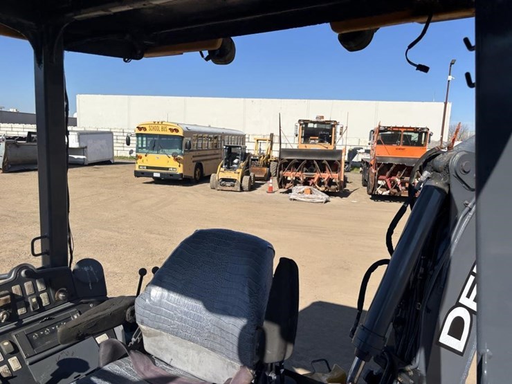 2010-deere-310j-image-43