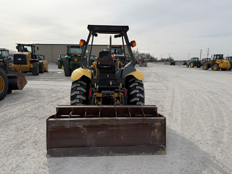 new-holland-u80-image-15