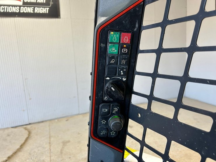 2020-bobcat-t64-image-24