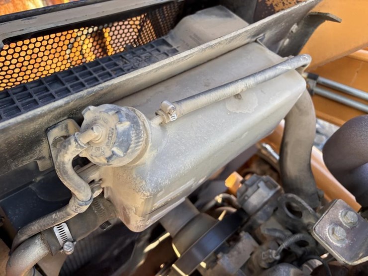 2011-case-570m-xt-image-45