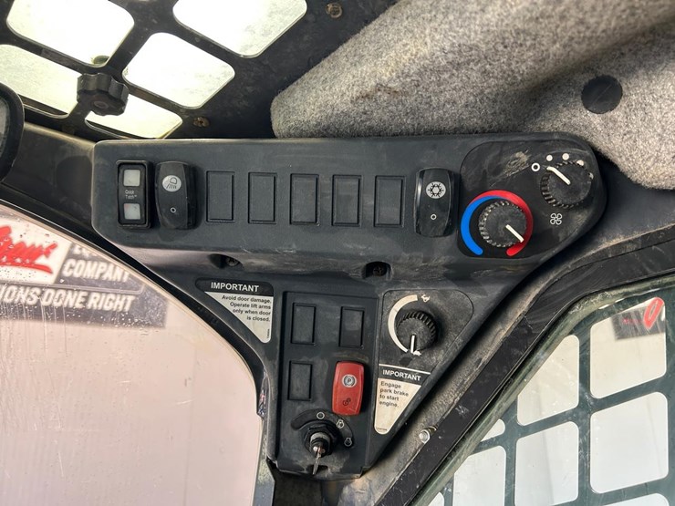 2015-deere-323e-image-24