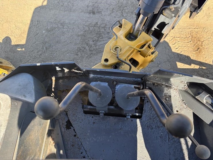 2010-deere-310j-image-40