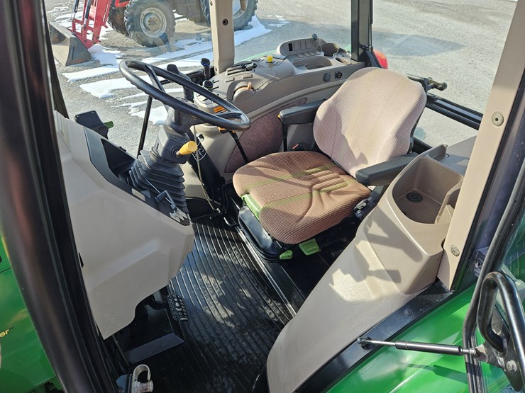 2013-john-deere-6115d-image-17