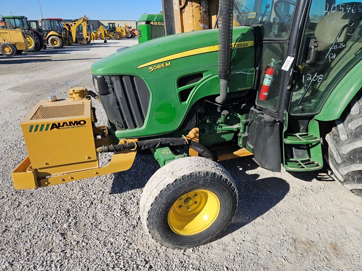 2011-john-deere-5085m-image-4