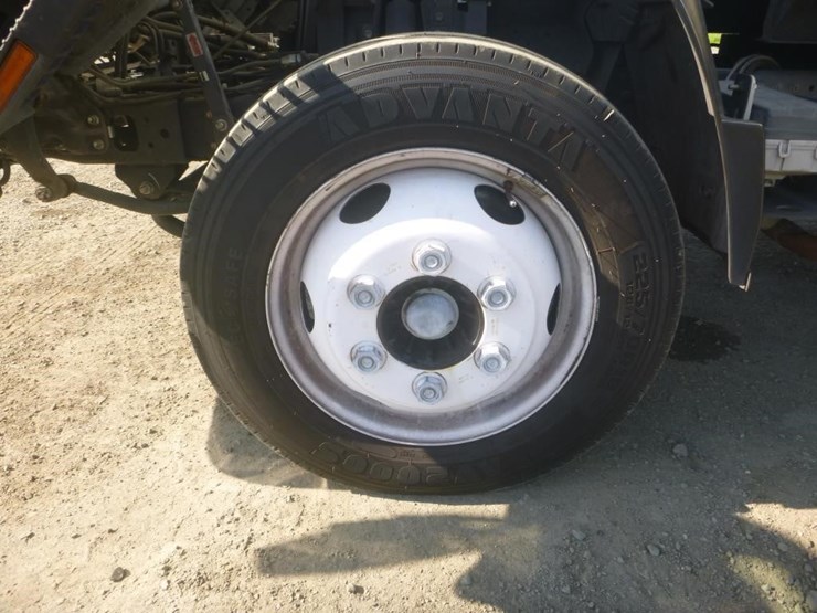 2020-isuzu-npr-image-18