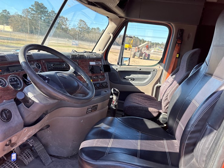 #32278-•-2013-freightliner-image-9