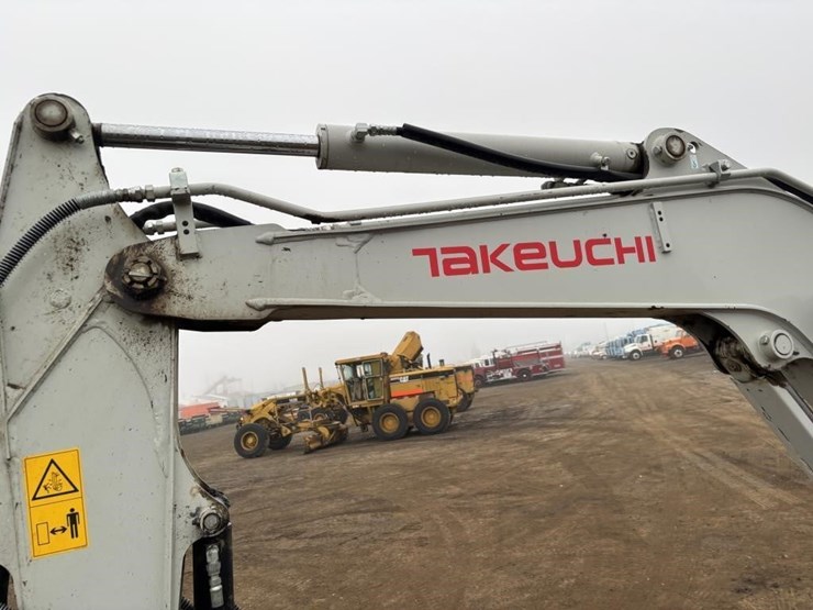 2021-takeuchi-tb240-image-18
