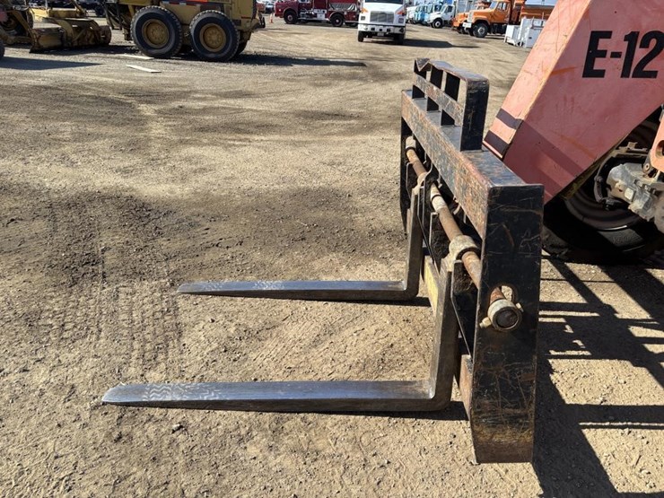 2005-jlg-8042-image-9