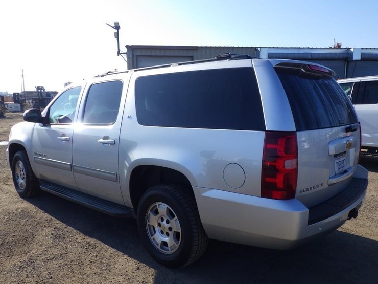 2014-chevrolet-suburban-image-4