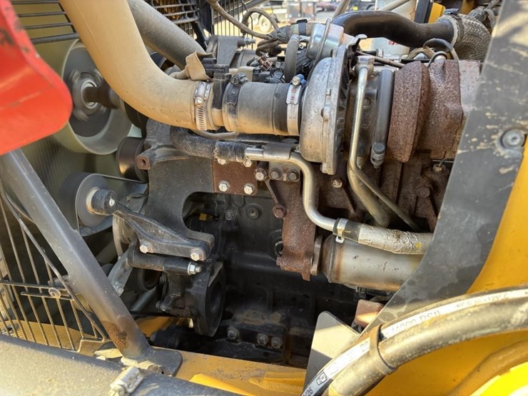 2020-deere-210l-image-56