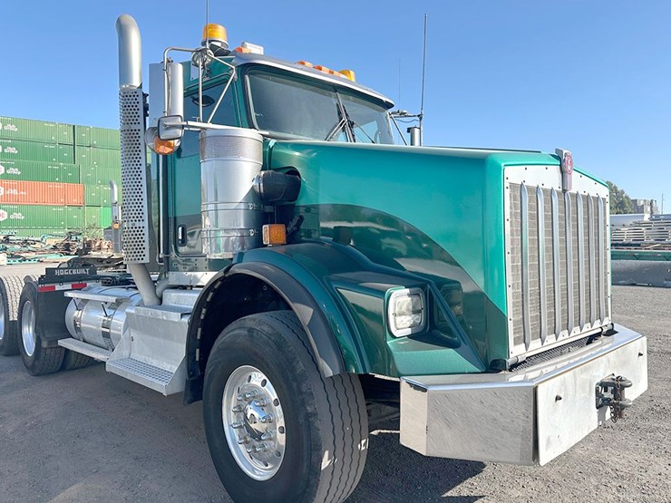 2013-kenworth-t800w-image-1