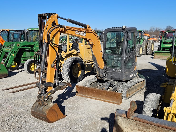 2019-case-cx37c-image-1