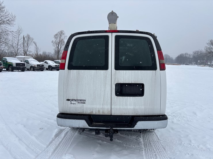 #1122-•-2015-chevrolet-express-van-image-9