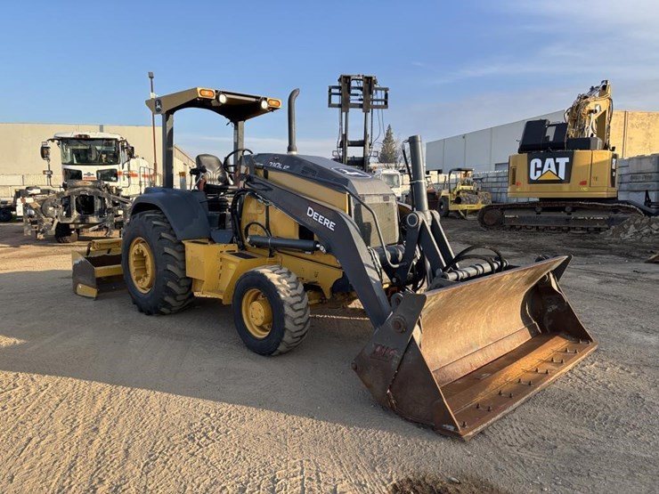 2020-deere-210l-image-2