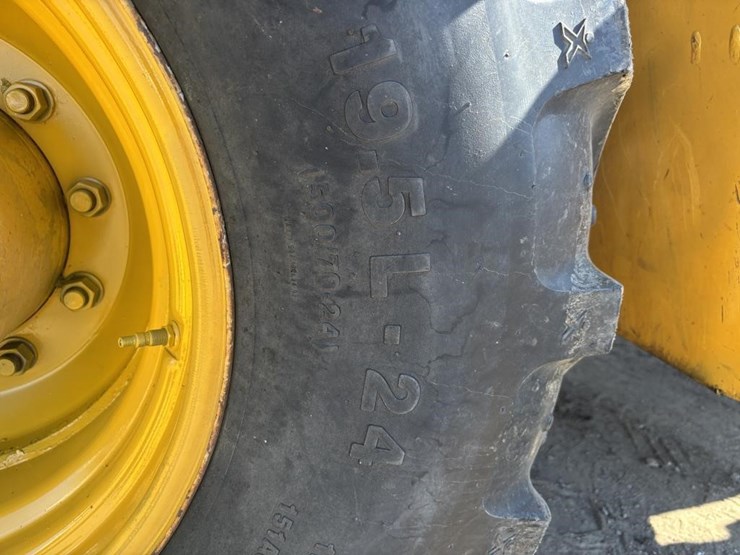 2010-deere-310j-image-29