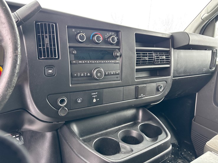 #1122-•-2015-chevrolet-express-van-image-17