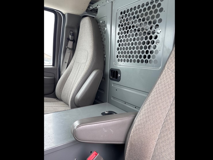 #1122-•-2015-chevrolet-express-van-image-16