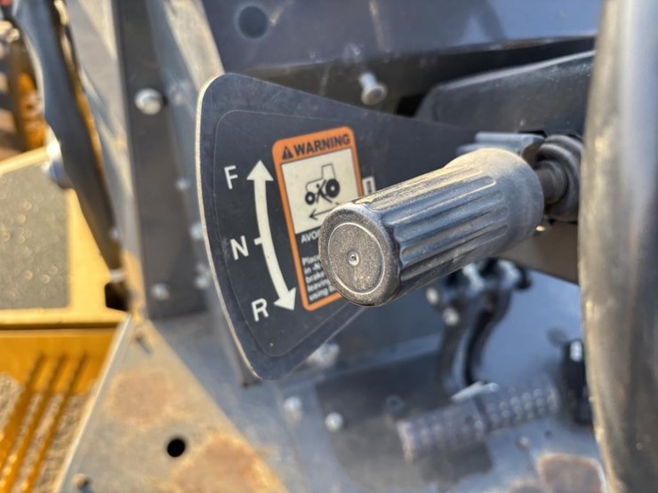 2020-deere-210l-image-32