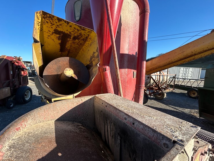 new-holland-359-image-13